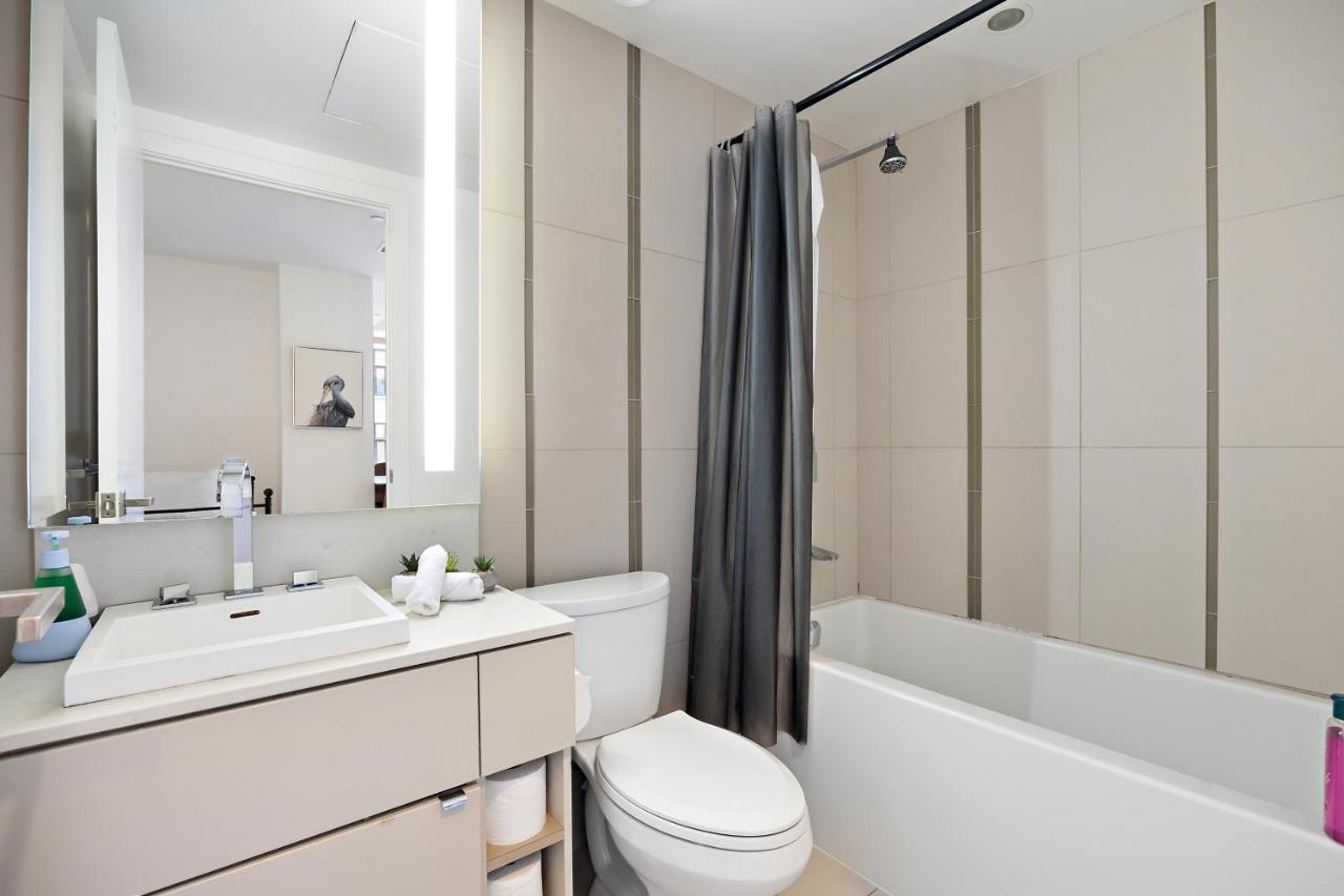 Modern Condo In The Heart Of Downtown 多伦多 外观 照片